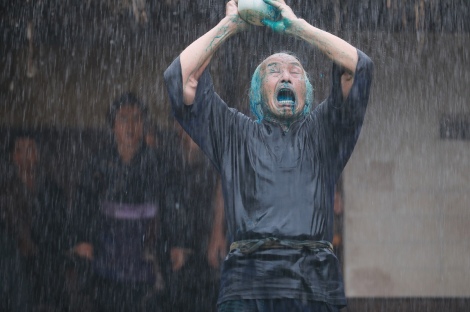 雨の中へいきなり飛び出していったのは田中泯のアドリブだった＝映画『HOKUSAI』（5月28日公開）（C）2020 HOKUSAI MOVIE 
