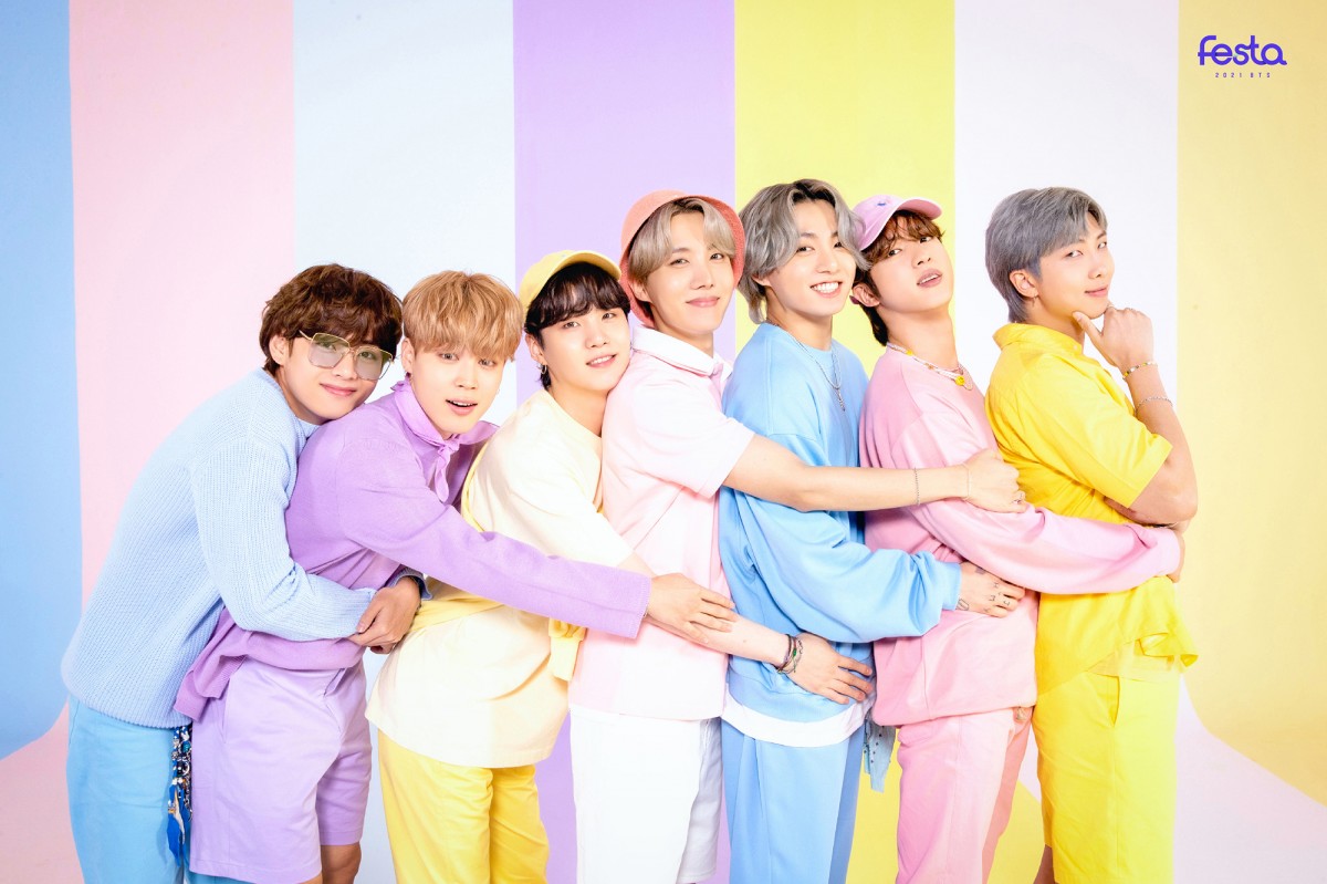 BTS 家族写真 PERSONA サノク サポート BTS、恒例の“家族写真”公開 デビュー8周年記念「BTS FESTA