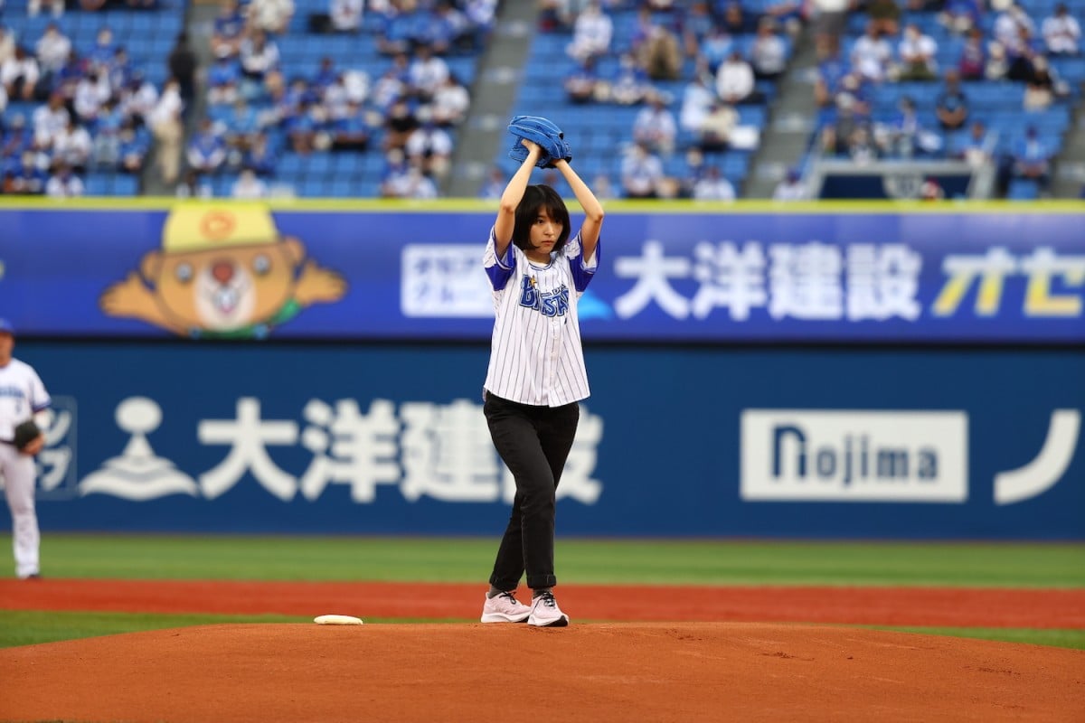 画像・写真 | 鳴海唯、始球式で“天然”発揮 マウンドにボール持っていくの忘れる 2枚目 | ORICON NEWS