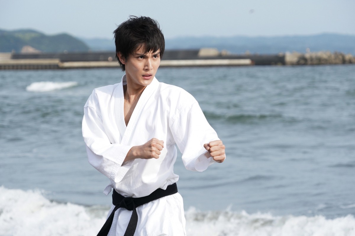 中川大志、間の悪い“殺し屋”役でクランクイン 凛々しい空手着姿を披露