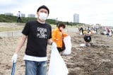 吉本芸人たちが「幕張の浜」で清掃活動 （C）吉本興業 