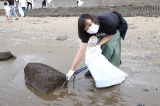 吉本芸人たちが「幕張の浜」で清掃活動 （C）吉本興業 