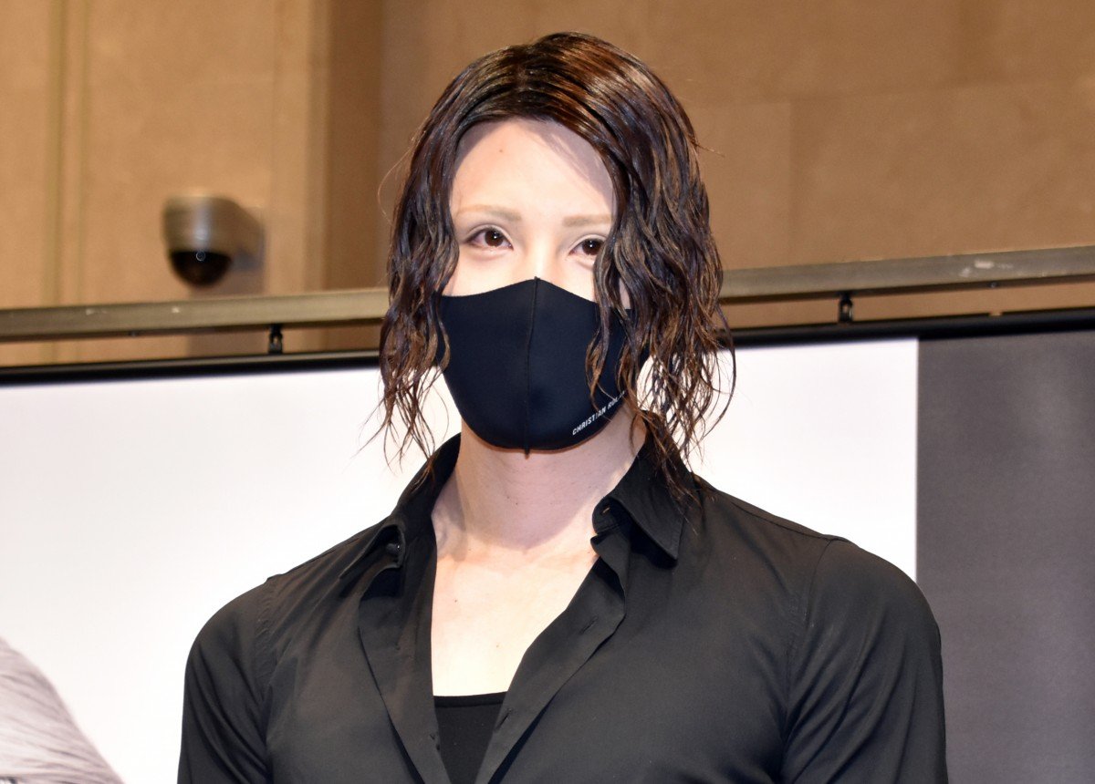 ローランド、黒髪イメチェンに満足げ「非現実から現実に戻った」 | ORICON NEWS