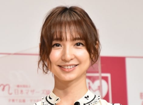 篠田麻里子 長女と親子撮影 可愛いモデルちゃん 笑ったお口がママそっくり Oricon News