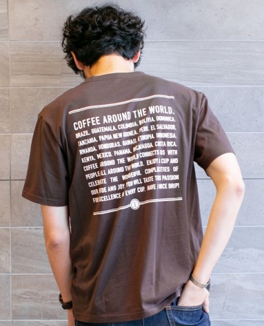 着用画像「COFFEE AROUND THE WORLD」（タリーズコーヒー限定デザイン２型（４デザイン）※オンラインストア限定販売） 