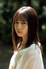 日向坂46小坂菜緒、写真集“初水着カット”公開 初版15万部の話題作 | ORICON NEWS