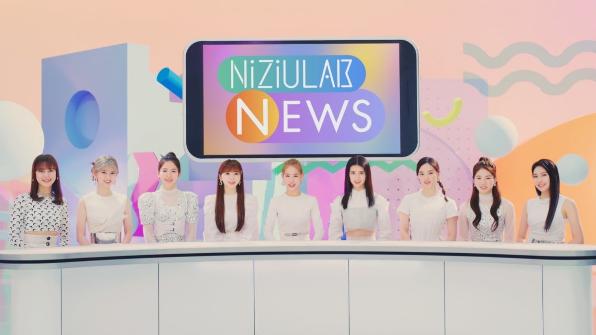 NiziU、「NiziU LAB」新CMでニュースキャスターに初挑戦 MIIHIの“超接近”あいさつも公開 | ORICON NEWS