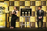 『麒麟特製レモンサワー』“おいしさで金賞三冠”受賞報告会に参加した(左から)中村アン、内村光良 