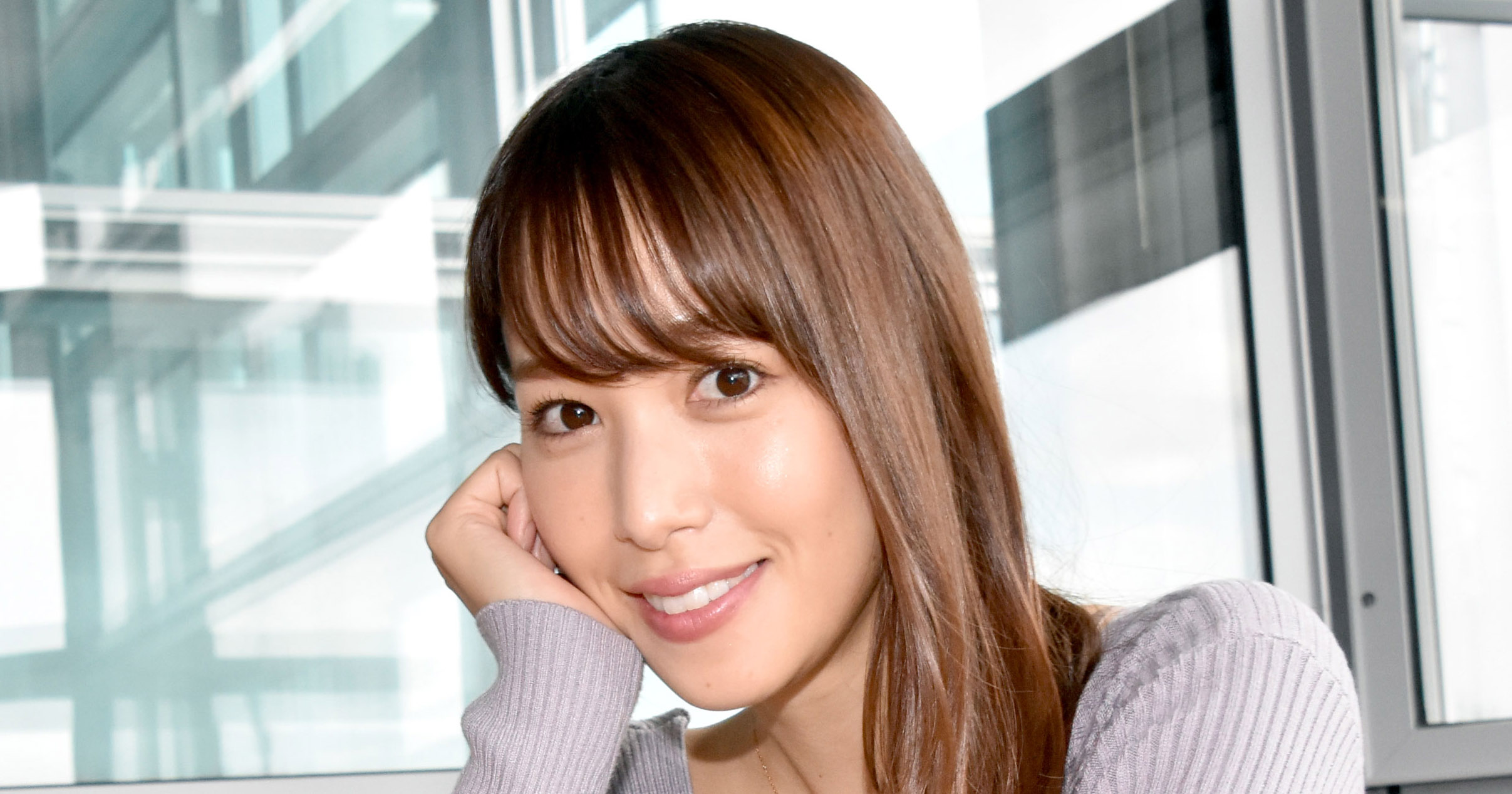 鷲見玲奈 美ボディラインあらわ つい胸に目が 美肌できれい ヤンマガ アザーカット公開 Oricon News