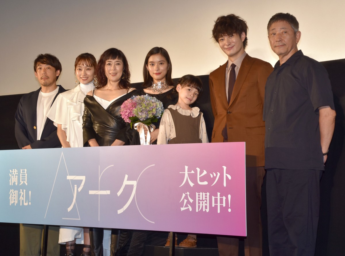 鈴木咲 画像・写真 | 岡田将生、満員の客席に「圧倒される」 子役・鈴木咲を優しくエスコート 19枚目 | ORICON NEWS
