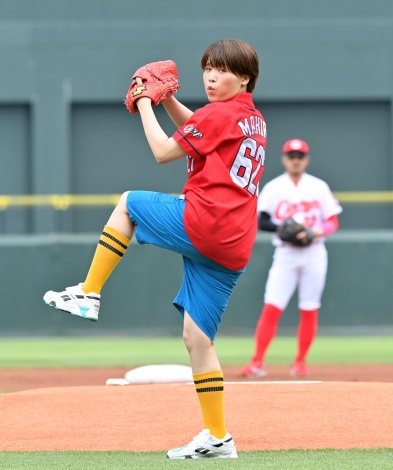 画像 写真 ガンバレルーヤ カープ戦始球式に登場 カープ女子 まひる 聖地で投げられるなんて夢のよう 2枚目 Oricon News