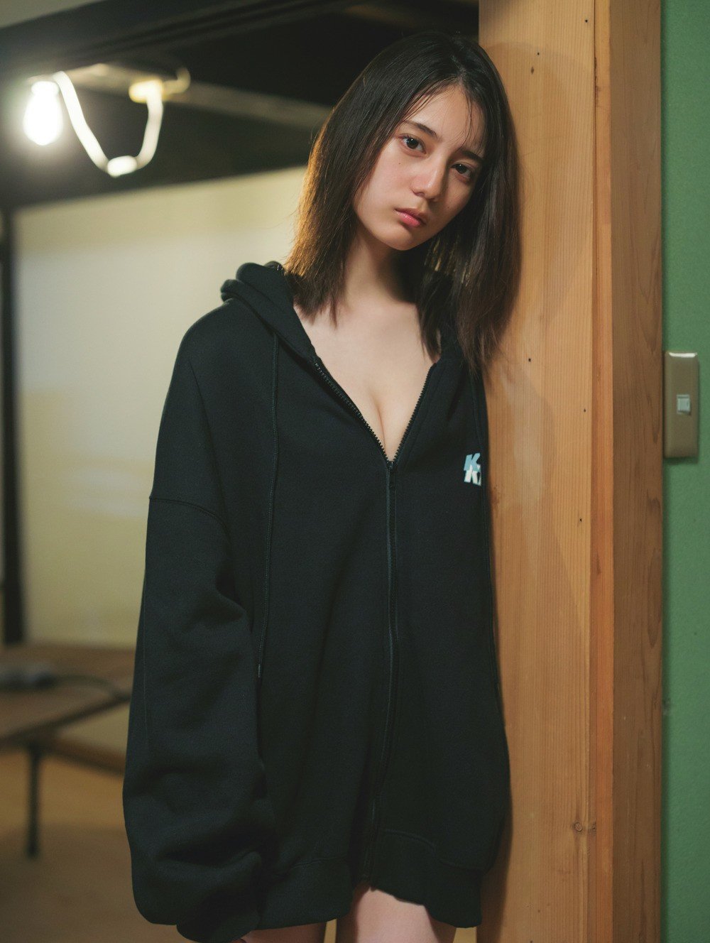 人気商品は 日向坂46小坂菜緒、写真集が重版で累計18万部に 魅惑の“パーカー アイドル