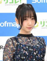 島崎遥香 ミニスカ足組ショット 男を悩殺する美脚 ちょいどや顔可愛い Oricon News