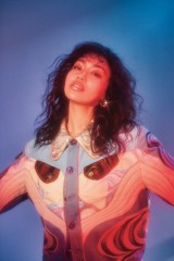 �_���T�[�E�U�t�t��RIEHATA�w��M�嗤�x�o���� �gK-POP���S�ɐ��E�����烉�u�R�[���h 