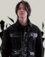 山下智久、シックな衣装で大人の色気 『7 MONCLER FRGMT HIROSHI