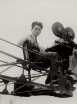 『クレーン上の円谷』撮影用クレーンに乗る円谷英二（1934年） 国立映画アーカイブ所蔵 