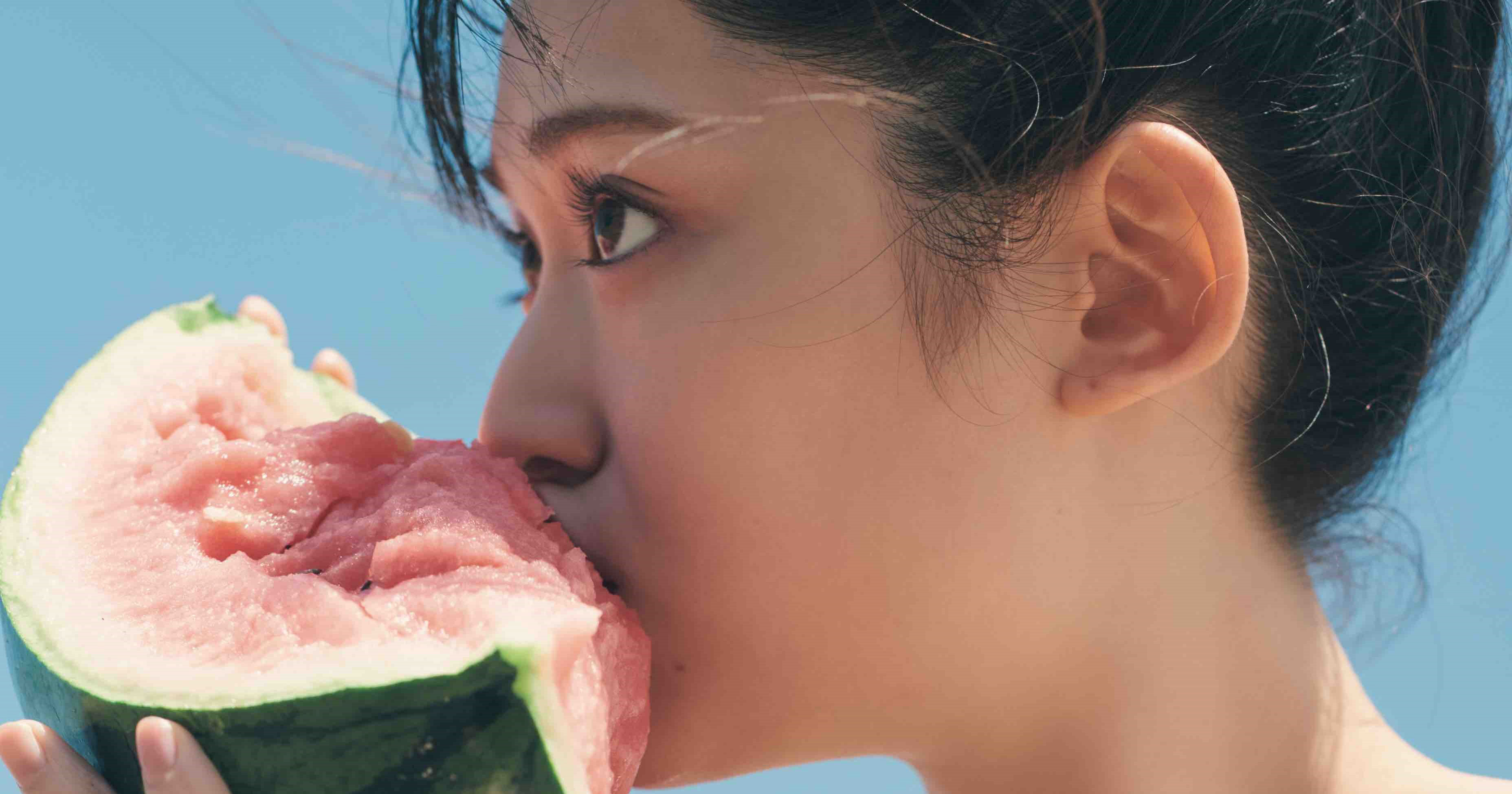 松村沙友理“彼氏視線”の爽やか水着カット公開 青空の下でスイカを