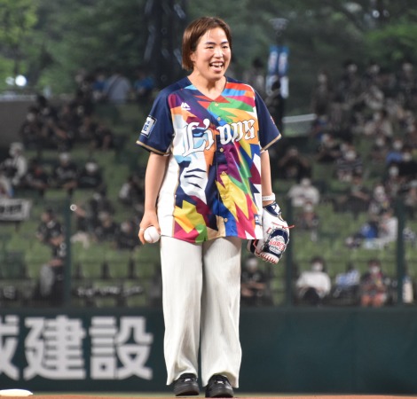 �X�����̌^�̃��j�t�H�[���p�Łw���C�I���Y�t�F�X�e�B�o���Y 2021�x�n�����ɓo�ꂵ������񃌃g���B�o�@ �iC�jORICON NewS inc. 