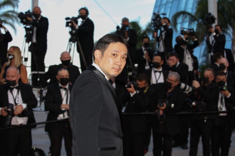 第74回カンヌ国際映画祭授賞式のレッドカーペットを歩く濱口竜介監督(C) Kazuko WAKAYAMA 