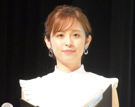 画像 写真 フジ久慈暁子アナ 白の肩出し衣装でmc 地元 岩手が舞台のアニメ映画に賛辞 2枚目 Oricon News