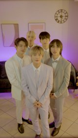 TOMORROW X TOGETHER�A�V�R���e���c���usmash.�v�Ŕz�M�ցu�܂�ŗׂɂ���C���v 