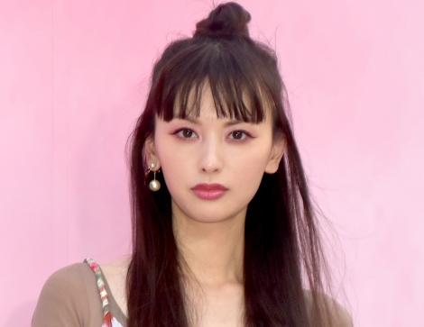 鈴木えみ 竜とそばかすの姫 ベルに変身で反響 ピンク髪 メイクで再現 完璧すぎ 女神様 Oricon News