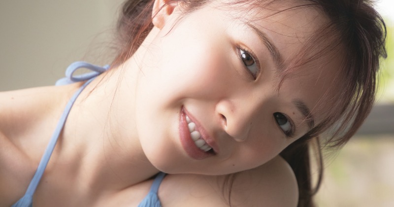 乃木坂46渡辺みり愛、ビーチハウスで弾ける笑顔の水着カット公開