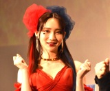 �t�@�[�X�g�T�}�[�E�C�J�A�n�[���C�E�N�C�����̐ԃh���X�ŉؗ�ɓo�� 