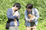 映画『犬部！』（公開中）主人公・花井颯太（林遣都）、柴崎涼介（中川大志）（C）2021『犬部！』製作委員会 