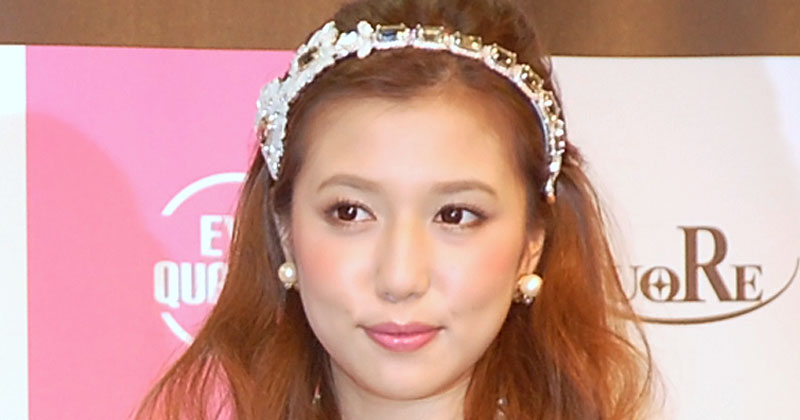 丸高愛実 夫 柿谷選手と頬寄せ合う挙式ショット 美男美女 最高の笑顔ですね Oricon News