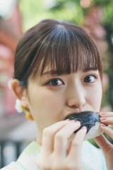 松村沙友理 卒業記念写真集『次、いつ会える』パネル展より「次、なに食べる？」（SHIBUYA TSUTAYA） 