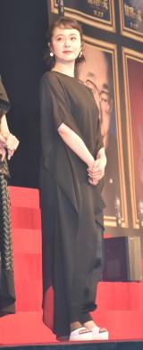 �ђn�J���ق�A�����������Ղ�h���X�Ŗ��� �c���\�̖\�I�ɏƂ�΂��u���������[�т̂��Ƃ��c�v 