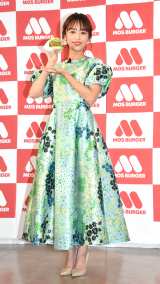 �ߓ���q�A�V���i�ӎ����O���[���̈ߑ��œo�� CM�o���ɕv�E�W�����|�P���c�������u�ڂ����J���Ă����v 