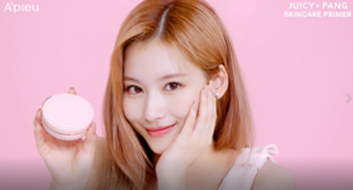 画像・写真 | TWICEサナ＆ダヒョンが顔を寄せ合って照れ!? 美と笑顔が