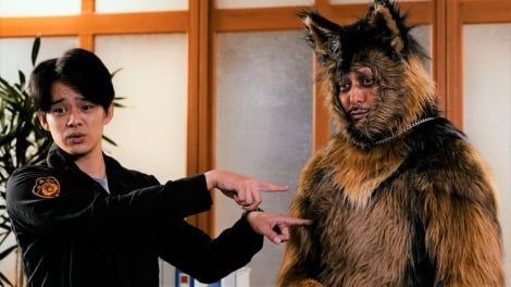 一見ふつうのシェパード犬が、主人公と視聴者にだけ犬の着ぐるみ姿の「おじさん」に見える設定=ドラマ10『オリバーな犬、(Gosh!!)このヤロウ』(9月17日スタート)(C)NHK 