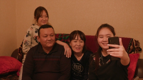 ウズベキスタンにいるラジズ君の家族=『 「ニッポンで頑張る!」を応援します交友記』NHK総合で9月23日放送 (C)NHK 