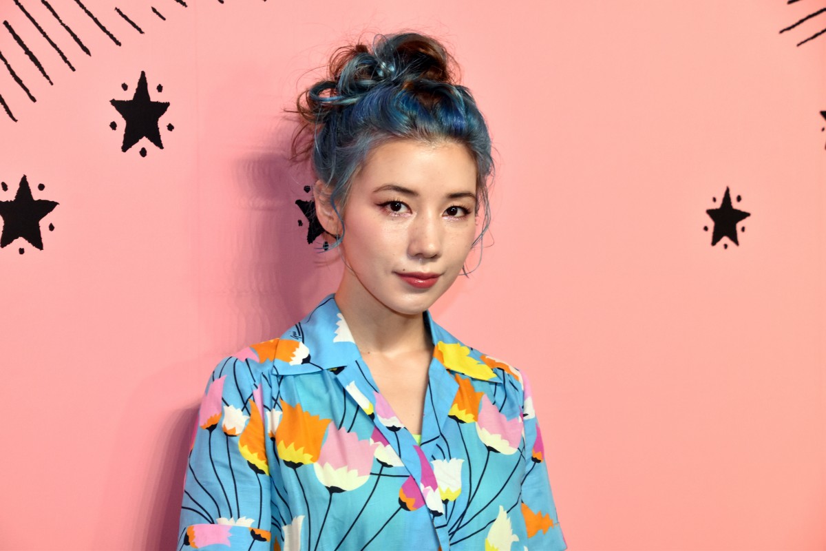 画像・写真 | 仲里依紗“青髪”にイメチェン 爽やかワンピで