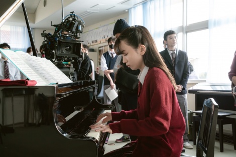 映画『そして、バトンは渡された』（10月29日公開）ピアノ演奏に挑む永野芽郁（メイキング写真）（C）2021 映画「そして、バトンは渡された」製作委員会 