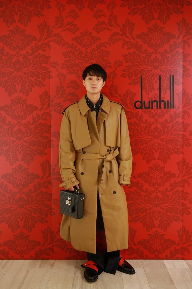 磯村勇斗、ダンヒルコーデでキメる キャメルのコートでシックに