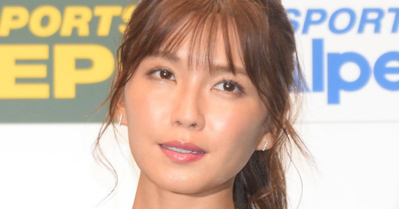 宇野実彩子、ミニスカ絶対領域あらわ「20代にしか見えん…」「かわい
