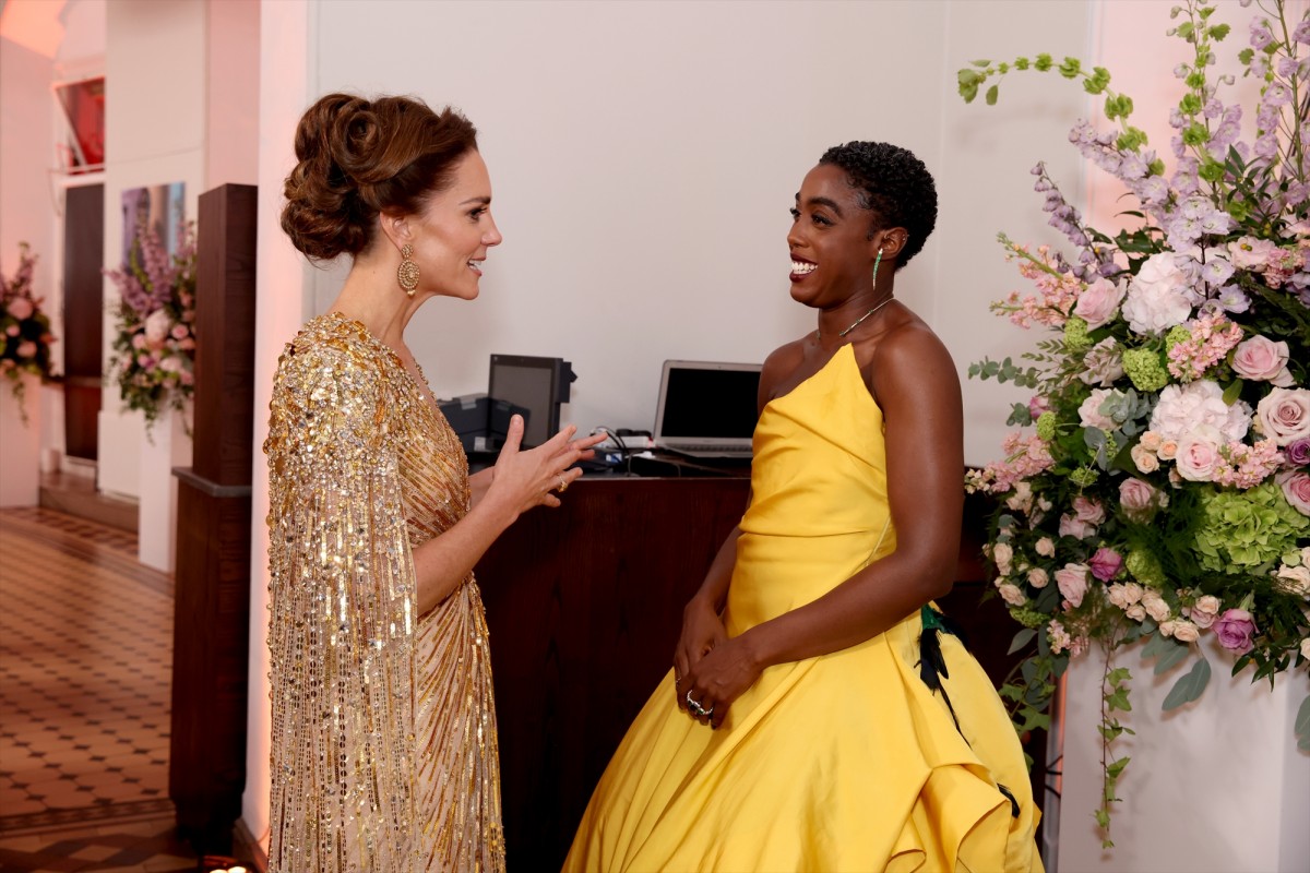 画像・写真 | キャサリン妃、煌びやかな全身ゴールドで「007」プレミア