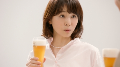 石田ゆりこCMキリンビールで着用ブラウス-