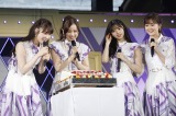 乃木坂46結成10周年を祝うケーキの登場で生田絵梨花（右）がバースデーソング独唱を志願 