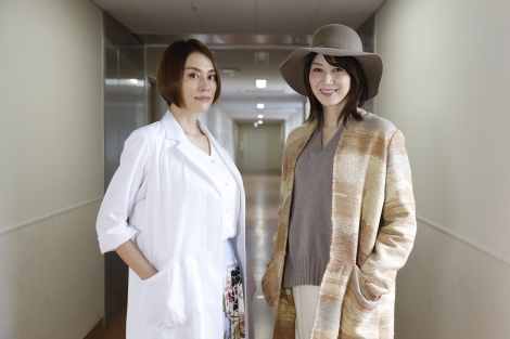 ドラマ『ドクターX』第4話に出演する（左から）米倉涼子、凰稀かなめ（C）テレビ朝日 