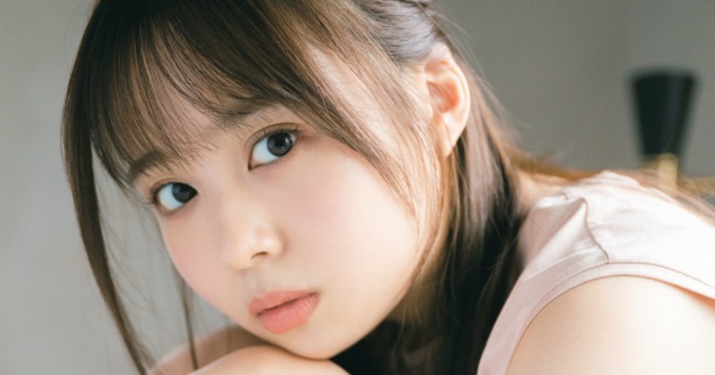 乃木坂46佐藤璃果、下町で見せるエキゾチックでセンチメンタルな表情