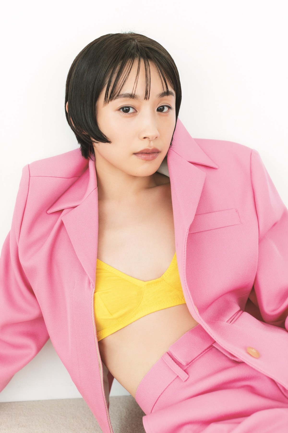 画像・写真 | 高橋愛、輝くような美肌披露＆マニッシュなセットアップ着こなし 『20周年記念本』カット公開 4枚目 | ORICON NEWS