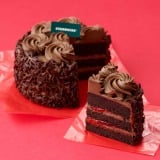 もう一つのホールケーキ『チョコレートフォレストケーキ』（オンライン限定、税込4320円） 