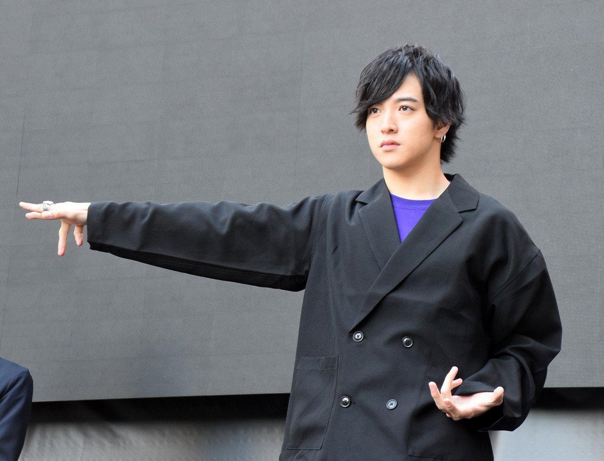 仮面ライダードライブ』チェイス・上遠野太洸、変身ポーズ生披露
