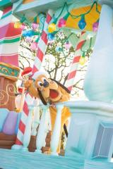 『ミッキー＆フレンズのグリーティングパレード：ディズニー・クリスマス』より（C）Disney 