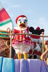 『ミッキー＆フレンズのグリーティングパレード：ディズニー・クリスマス』より（C）Disney 